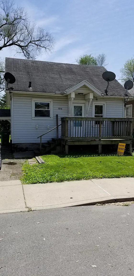 2028 W Callender Ave photo 1