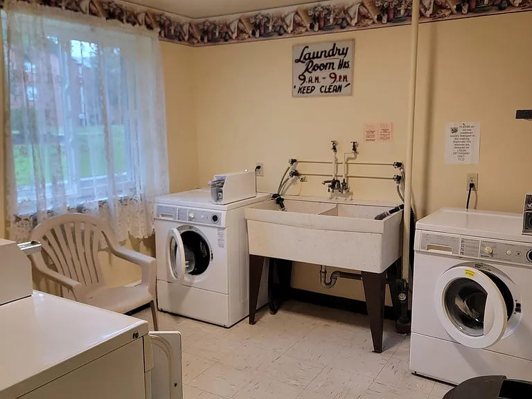 Royal York 
Laundry Room