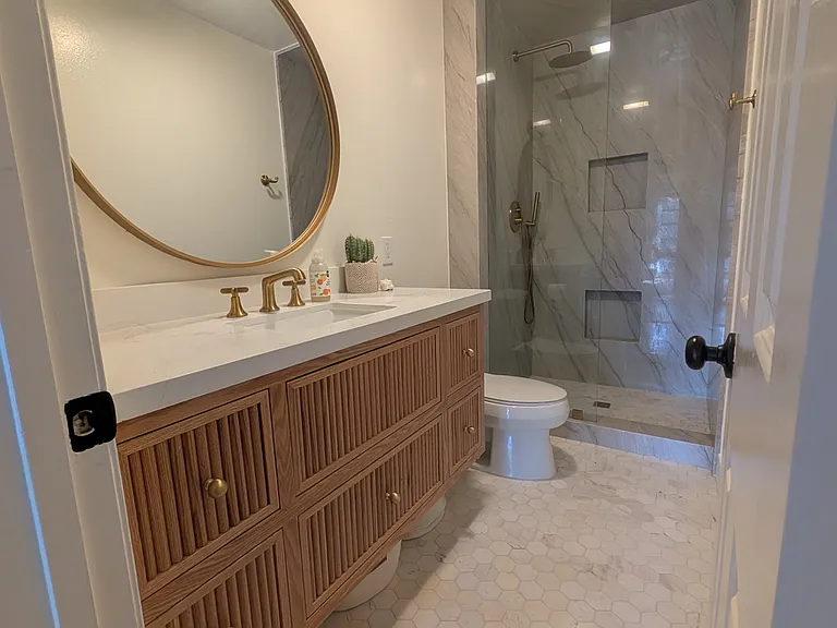 Fully remodeled guest bathroom