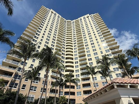 5th image of 19501 W Country Club Dr APT 1212