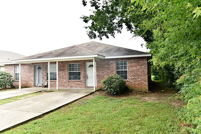 3 bed, 2.0 bath, 1100 sqft, $1,300 — Photo 2