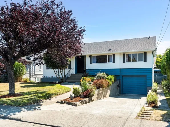 2667 Dunlevy St, Oak Bay, BC V8R 5Z3