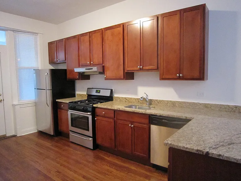 3919 N Greenview Ave #1R — Photo 4