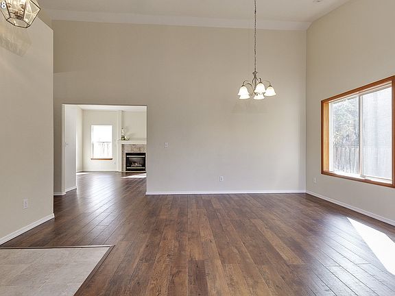 4th image of 2114 NE Montgomery St