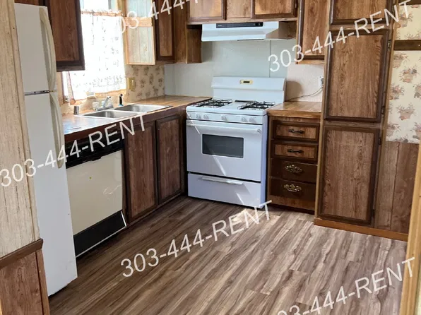 107 Poplar Dr, Log Lane Village, CO 80705
