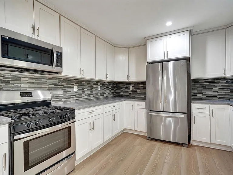 2040 S Sherbourne Dr — Photo 5