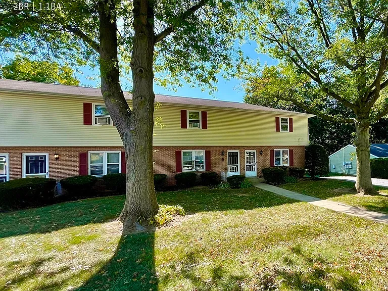 Oak Manor Dr — Photo 4