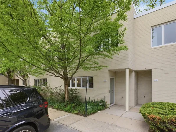 1085 S Park Ter, Chicago, IL 60605