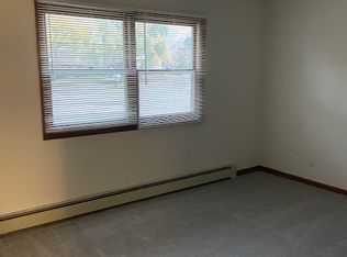 897 Village Quarter Rd APT B, Dundee, IL 60118