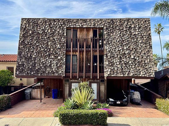 3rd image of 1010 Coast Blvd S