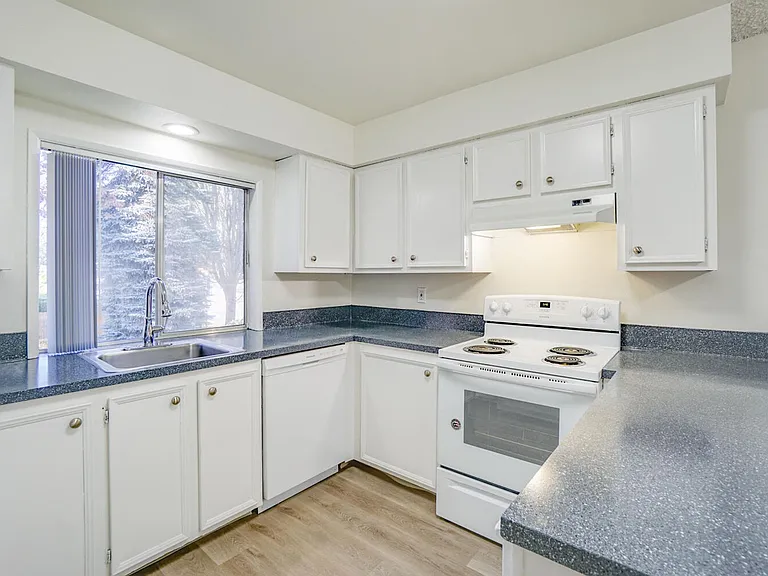 Charwin Court Apartments — Photo 1