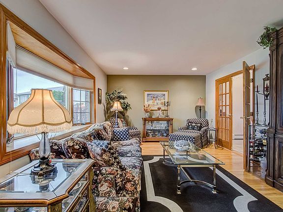 4th image of 37 Richards Ct