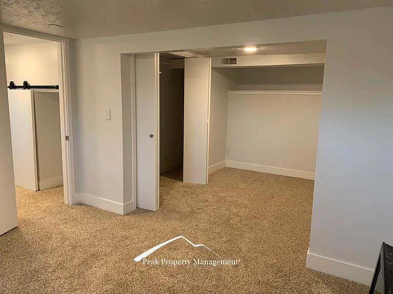 1100 S Broxon St — Photo 16