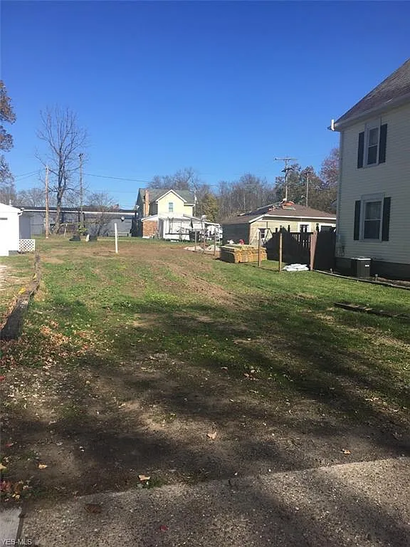375 Ray Ave NE photo 1