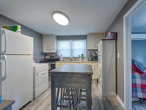 4th image of 2402 Rodney Dr SE