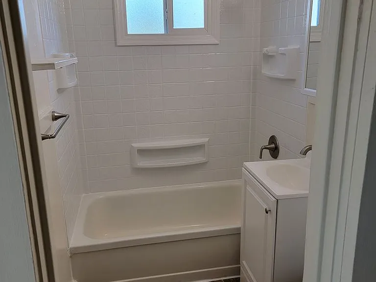 Avondale Apartments — Photo 90