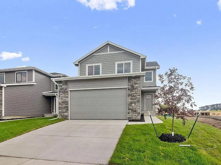 1817 NE Heritage Dr — Photo 1