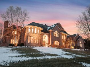 228 Steeple Pointe Dr, Delafield, WI 53018