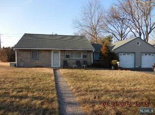 B3 Hazley Ct, Rochelle Park, NJ 07662