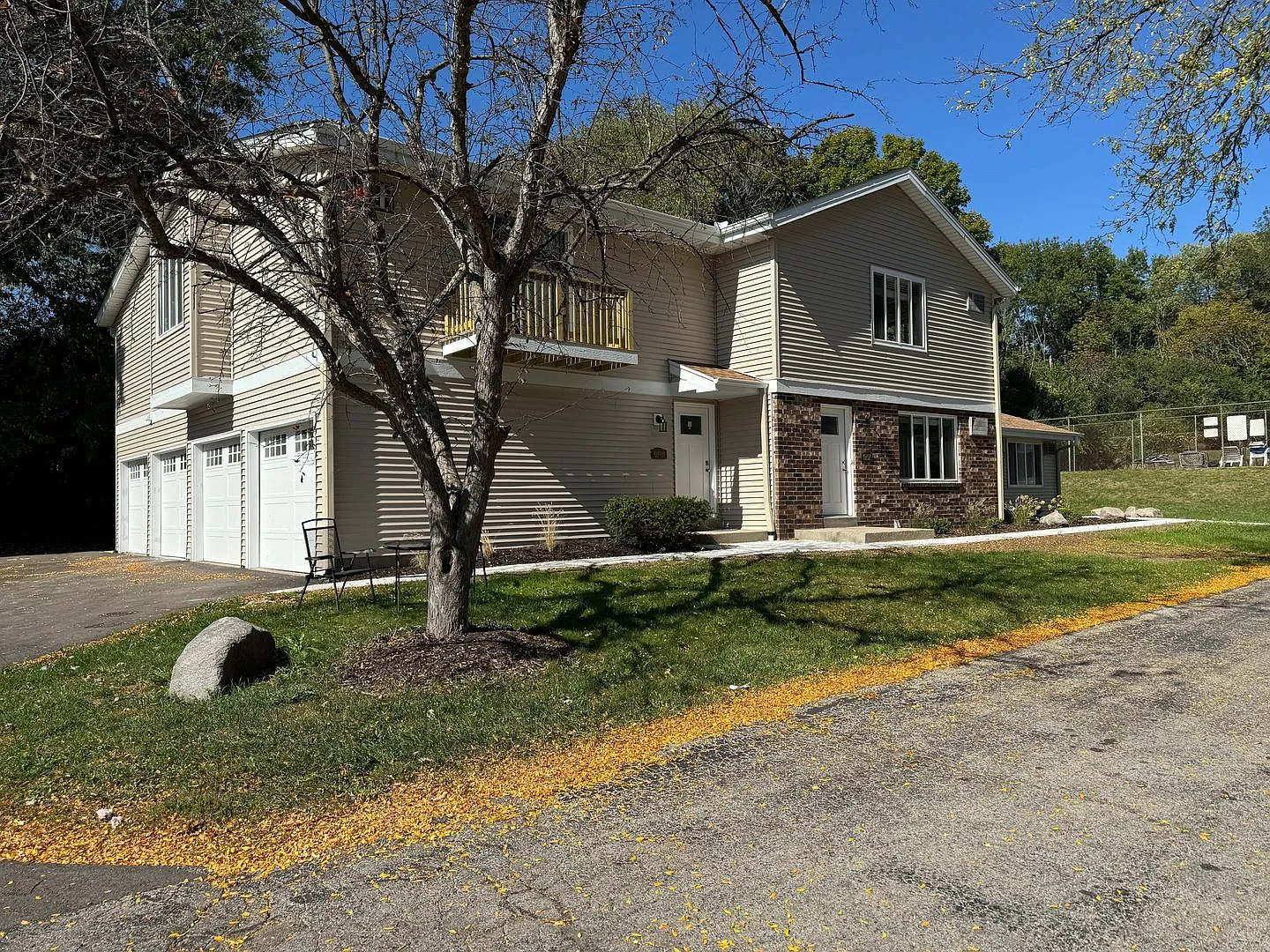 Cedarburg Townhome with attached garage, Newly Renovated with in unit laundry — Photo 1