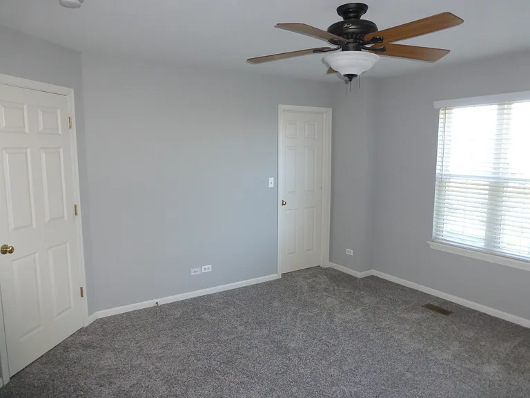 914 Clover Ln — Photo 16