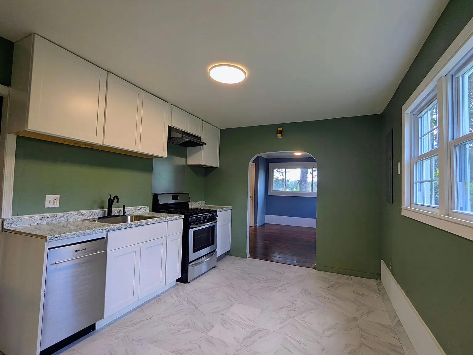 3 bed, 1200 sqft, $2,200 — Photo 3