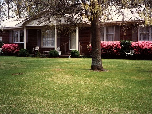 Pristine condition. Well-maintained throughout.  