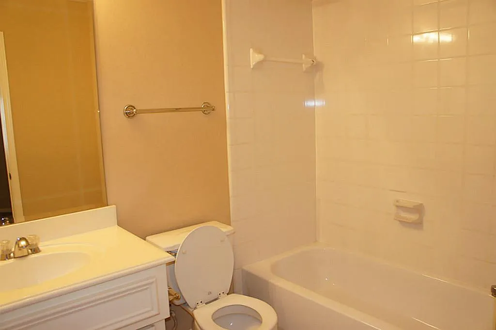 3 bed, 2.5 bath, 1927 sqft, $2,500 — Photo 4