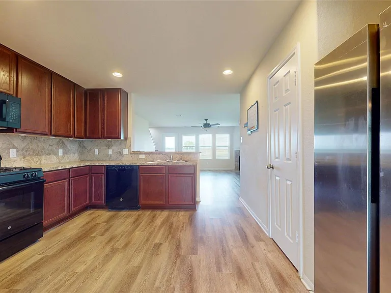 2102 Red Cedar Trl — Photo 16