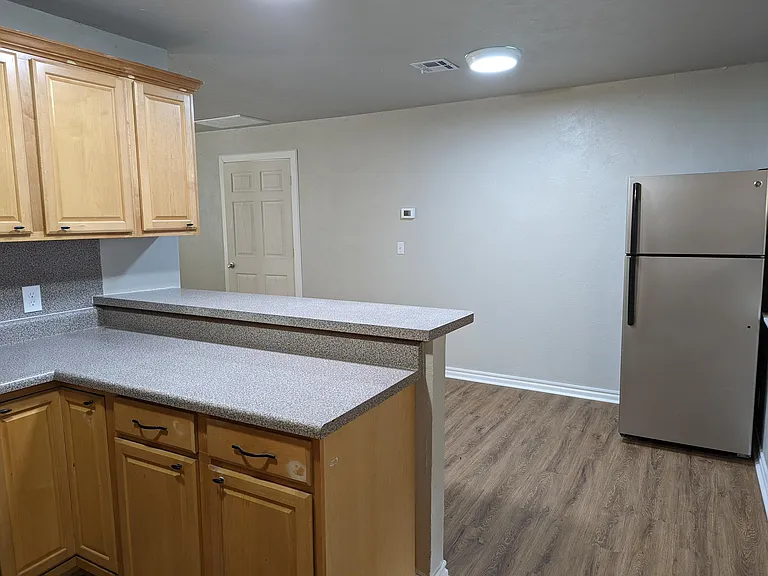 1027 W Apache St — Photo 7