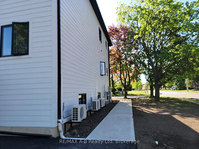 312 Forman Ave — Photo 3