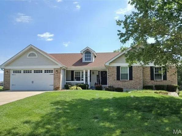 418 Fox Lair Dr, Saint Charles, MO 63303