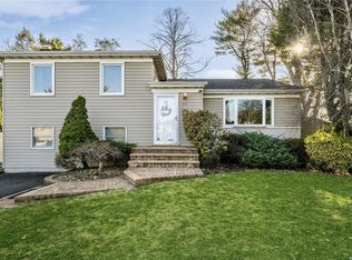 27 Venus Rd, Syosset, NY 11791