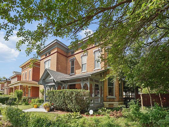 4th image of 40 Smith Pl