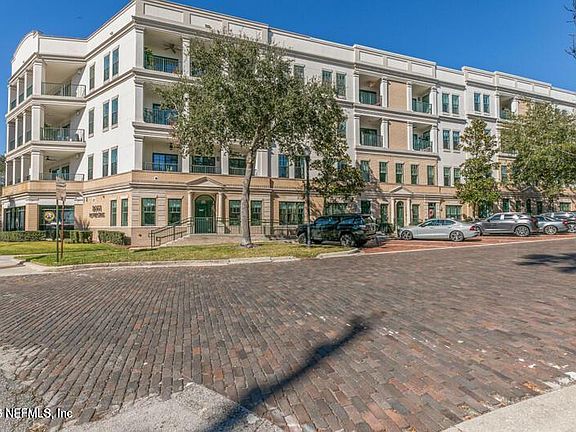 2nd image of 1661 RIVERSIDE Avenue #426
