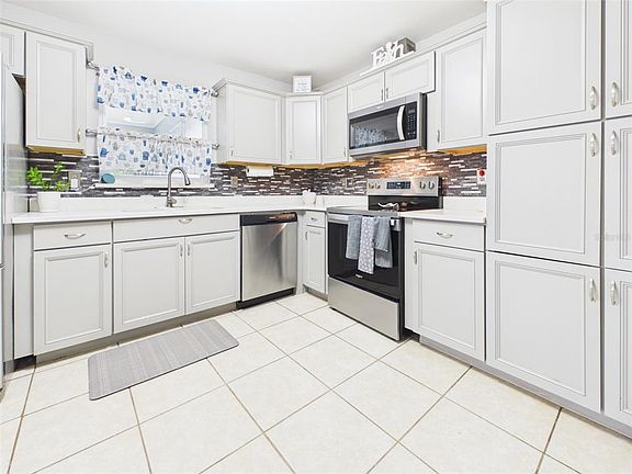 4th image of 15024 SW 35th Avenue Rd