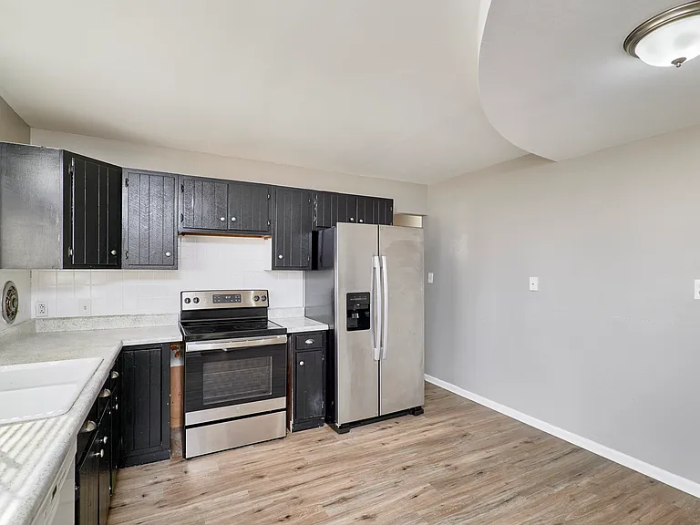 495 Versailles Dr — Photo 8