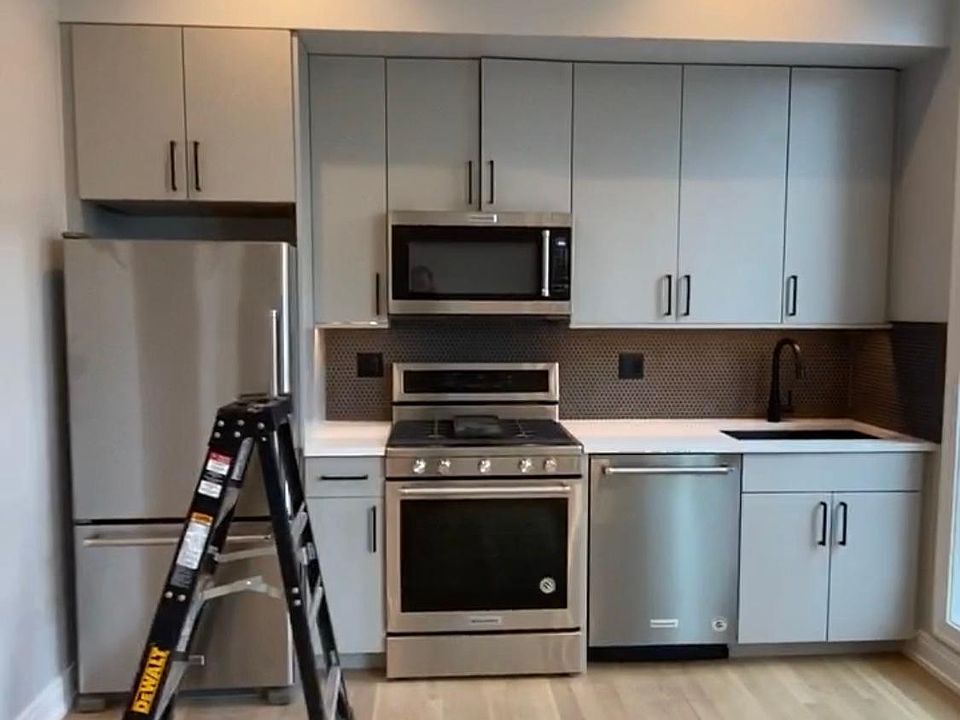 1st image of 1048 W Cornelia Ave #2GH
