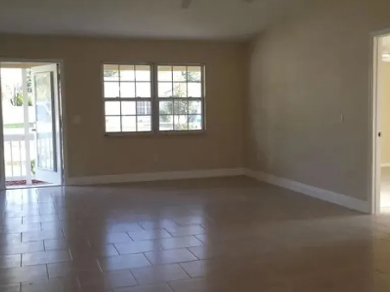 1182 SW Gastador Ave — Photo 3