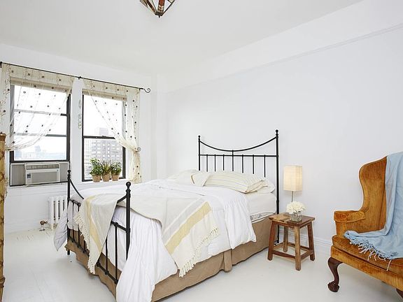 4th image of 681 Amsterdam Ave #17B