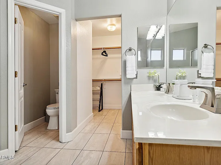 1052 E Washington Ave — Photo 32