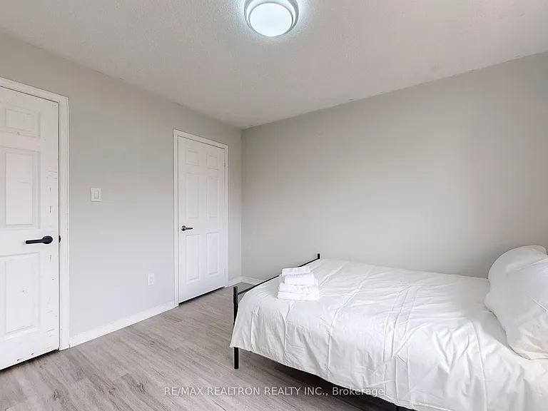 8 Estoril St #UPPER — Photo 20