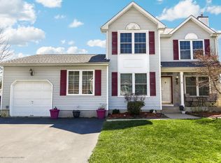 8 Crossbrooke Ct, Howell, NJ 07731