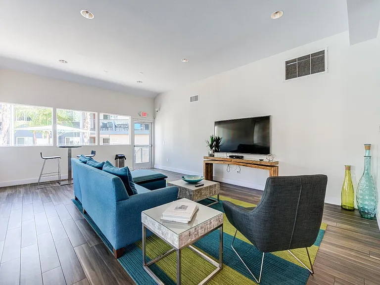 Beverly Plaza Apartments — Photo 44