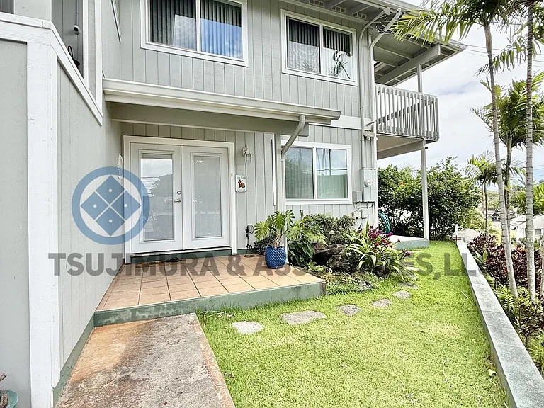 2323 E Manoa Rd — Photo 1
