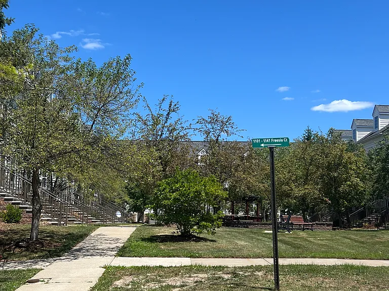 1021 Maiden Ln — Photo 2
