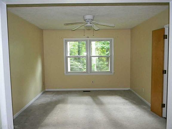 3rd image of 115 Camelot Cres