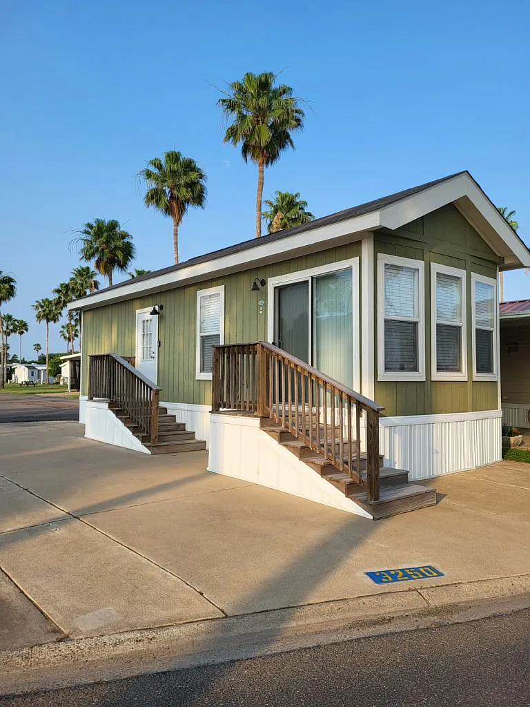 1 bed, 1.0 bath, 385 sqft, $1,300 — Photo 1