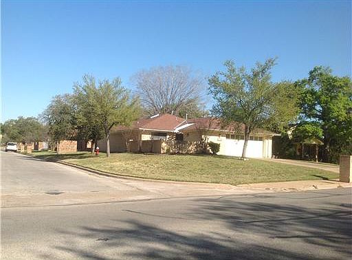 1st image of 2805 Broadmoor Dr