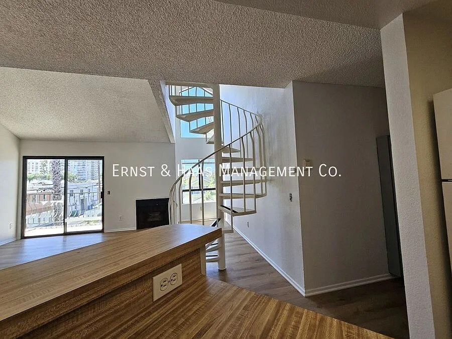 Charming 2-Bedroom Apartment In Long Beach! *Move-In Special* — Photo 3